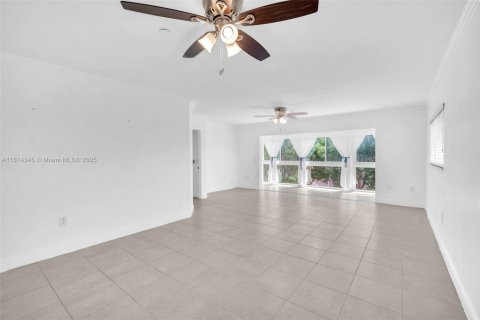 Condo in Pembroke Pines, Florida, 2 bedrooms  № 1797718 - photo 13