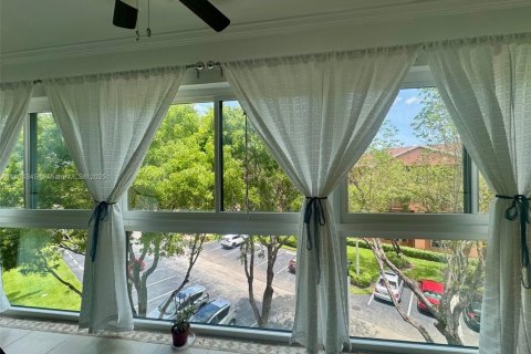 Condo in Pembroke Pines, Florida, 2 bedrooms  № 1797718 - photo 1