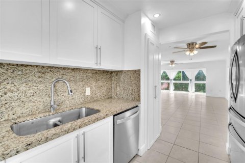Condo in Pembroke Pines, Florida, 2 bedrooms  № 1797718 - photo 10