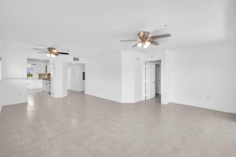 Condo in Pembroke Pines, Florida, 2 bedrooms  № 1797718 - photo 14