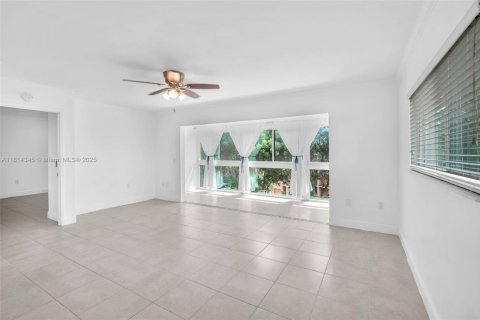 Condo in Pembroke Pines, Florida, 2 bedrooms  № 1797718 - photo 16