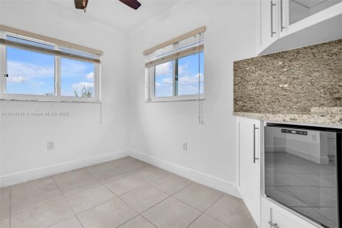 Condo in Pembroke Pines, Florida, 2 bedrooms  № 1797718 - photo 12