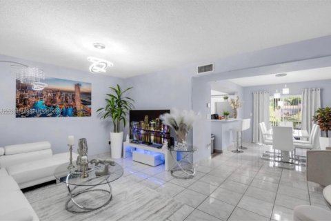 Condominio en Miami, Florida, 2 dormitorios  № 1961842
