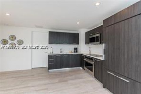 Condo in Miami, Florida, 2 bedrooms  № 2043256 - photo 8