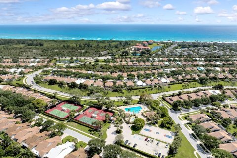 House in Jupiter, Florida 3 bedrooms, 175.49 sq.m. № 2147117