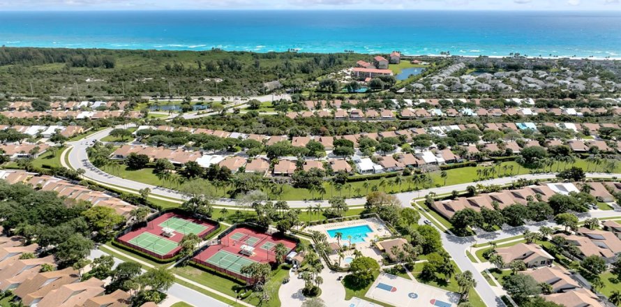 House in Jupiter, Florida 3 bedrooms, 175.49 sq.m. № 2147117