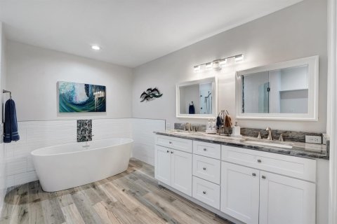 House in Jupiter, Florida 3 bedrooms, 175.49 sq.m. № 2147117 - photo 18