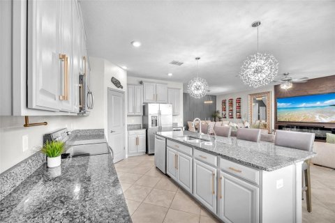 House in Riverview, Florida 5 bedrooms, 312.99 sq.m. № 2215200 - photo 11