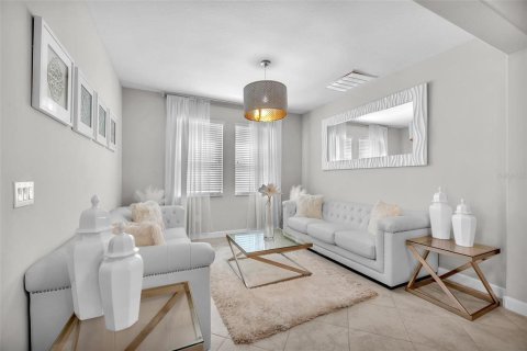 House in Riverview, Florida 5 bedrooms, 312.99 sq.m. № 2215200 - photo 4