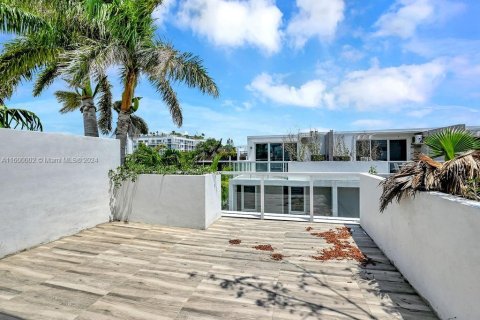 Townhouse in Bay Harbor Islands, Florida 4 bedrooms, 234.02 sq.m. № 1977762 - photo 16