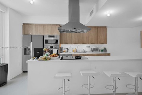 Townhouse in Bay Harbor Islands, Florida 4 bedrooms, 234.02 sq.m. № 1977762 - photo 4