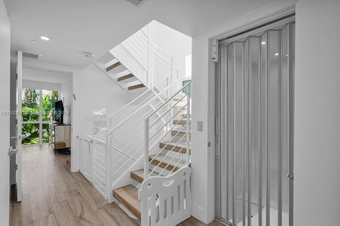 Townhouse in Bay Harbor Islands, Florida 4 bedrooms, 234.02 sq.m. № 1977762 - photo 13