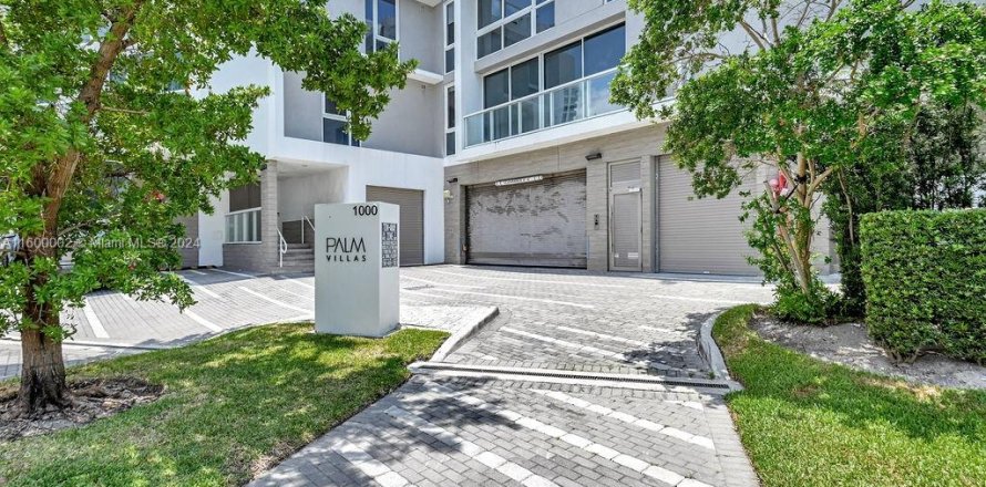 Townhouse in Bay Harbor Islands, Florida 4 bedrooms, 234.02 sq.m. № 1977762