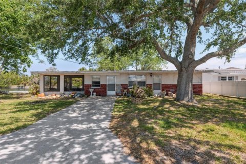 House in Hudson, Florida 2 bedrooms, 67.63 sq.m. № 1717349 - photo 1