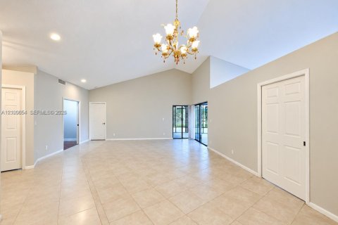 House in Plantation, Florida 4 bedrooms, 184.32 sq.m. № 2401310 - photo 3