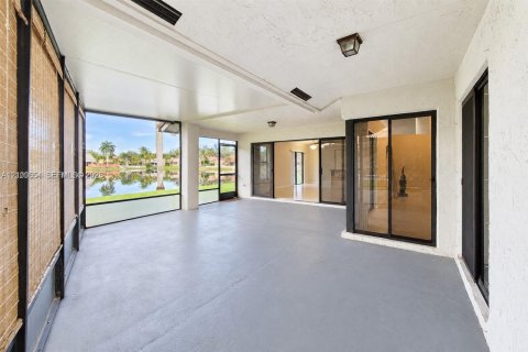 House in Plantation, Florida 4 bedrooms, 184.32 sq.m. № 2401310 - photo 8