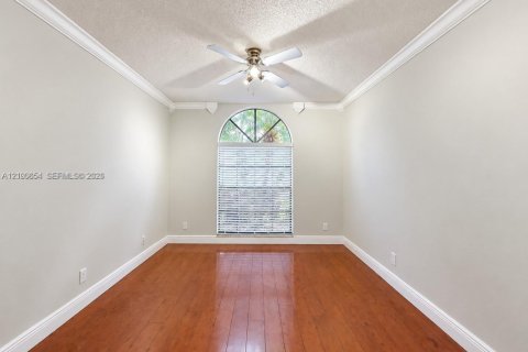 House in Plantation, Florida 4 bedrooms, 184.32 sq.m. № 2401310 - photo 15