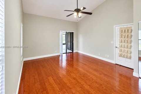 House in Plantation, Florida 4 bedrooms, 184.32 sq.m. № 2401310 - photo 10