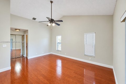 House in Plantation, Florida 4 bedrooms, 184.32 sq.m. № 2401310 - photo 9
