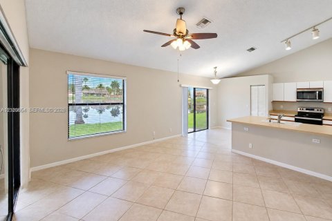 House in Plantation, Florida 4 bedrooms, 184.32 sq.m. № 2401310 - photo 6