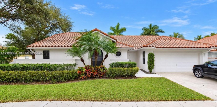 House in Plantation, Florida 4 bedrooms, 184.32 sq.m. № 2401310