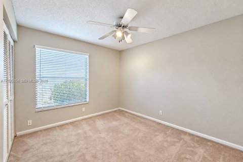 House in Plantation, Florida 4 bedrooms, 184.32 sq.m. № 2401310 - photo 16