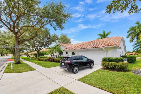 House in Plantation, Florida 4 bedrooms, 184.32 sq.m. № 2401310 - photo 2