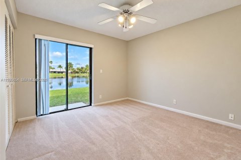 House in Plantation, Florida 4 bedrooms, 184.32 sq.m. № 2401310 - photo 17