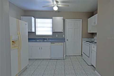 Casa en alquiler en Spring Hill, Florida, 2 dormitorios, 61.32 m2 № 2111638 - foto 9