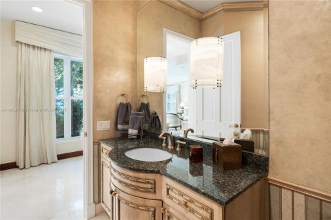 House in Coral Gables, Florida 6 bedrooms, 627.37 sq.m. № 1981467 - photo 12