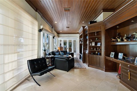 House in Coral Gables, Florida 6 bedrooms, 627.37 sq.m. № 1981467 - photo 11
