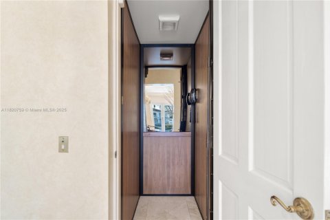 House in Coral Gables, Florida 6 bedrooms, 627.37 sq.m. № 1981467 - photo 14