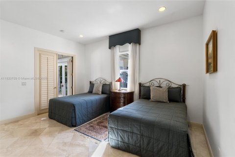 House in Coral Gables, Florida 6 bedrooms, 627.37 sq.m. № 1981467 - photo 30