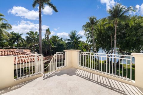 House in Coral Gables, Florida 6 bedrooms, 627.37 sq.m. № 1981467 - photo 18