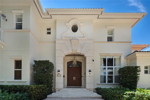 House in Coral Gables, Florida 6 bedrooms, 627.37 sq.m. № 1981467 - photo 2