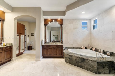 House in Coral Gables, Florida 6 bedrooms, 627.37 sq.m. № 1981467 - photo 19