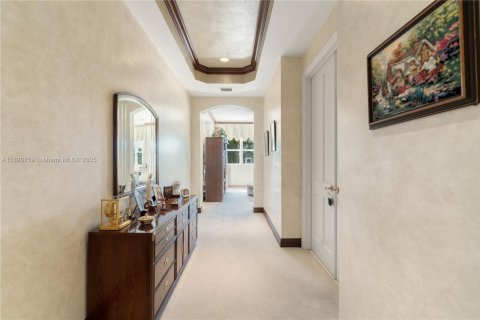 House in Coral Gables, Florida 6 bedrooms, 627.37 sq.m. № 1981467 - photo 17