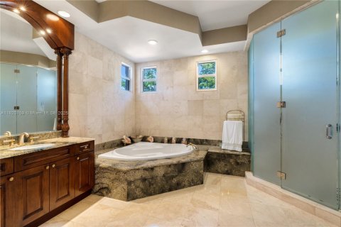 House in Coral Gables, Florida 6 bedrooms, 627.37 sq.m. № 1981467 - photo 21