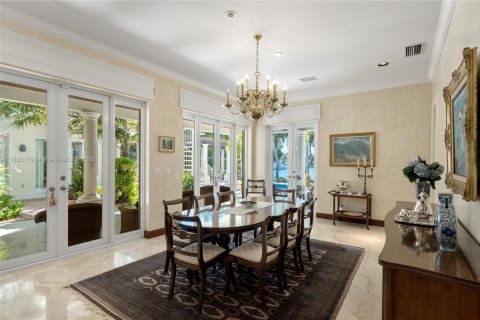 House in Coral Gables, Florida 6 bedrooms, 627.37 sq.m. № 1981467 - photo 7