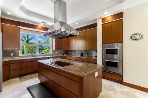 House in Coral Gables, Florida 6 bedrooms, 627.37 sq.m. № 1981467 - photo 8