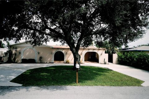 Villa ou maison à louer à West Palm Beach, Floride: 4 chambres, 213.02 m2 № 1882326 - photo 1