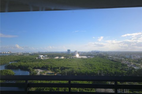 Copropriété à louer à North Miami Beach, Floride: 2 chambres, 104.24 m2 № 1956630 - photo 11