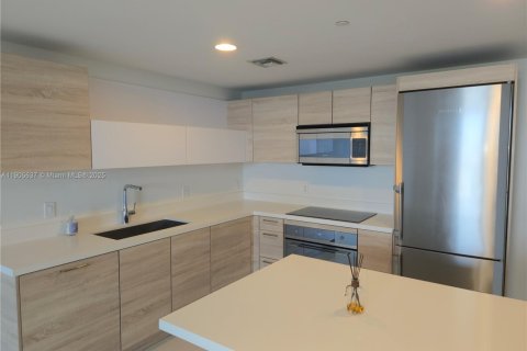 Copropriété à louer à North Miami Beach, Floride: 2 chambres, 104.24 m2 № 1956630 - photo 2