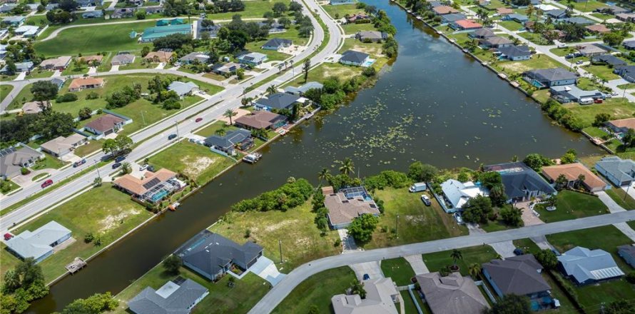 Land in Cape Coral, Florida № 1916303
