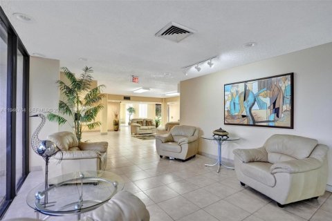 Condo in Pembroke Pines, Florida, 1 bedroom  № 2003222 - photo 21