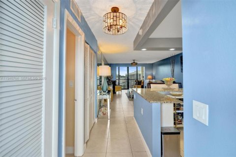 Condo in Pembroke Pines, Florida, 1 bedroom  № 2003222 - photo 17