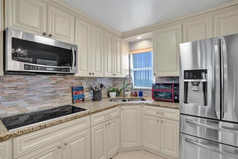 Condo in Pembroke Pines, Florida, 1 bedroom  № 2003222 - photo 15