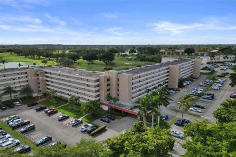 Condo in Pembroke Pines, Florida, 1 bedroom  № 2003222 - photo 28