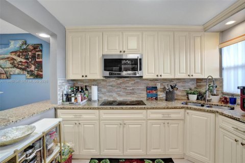 Condo in Pembroke Pines, Florida, 1 bedroom  № 2003222 - photo 14