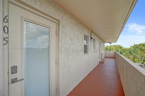 Condo in Pembroke Pines, Florida, 1 bedroom  № 2003222 - photo 20